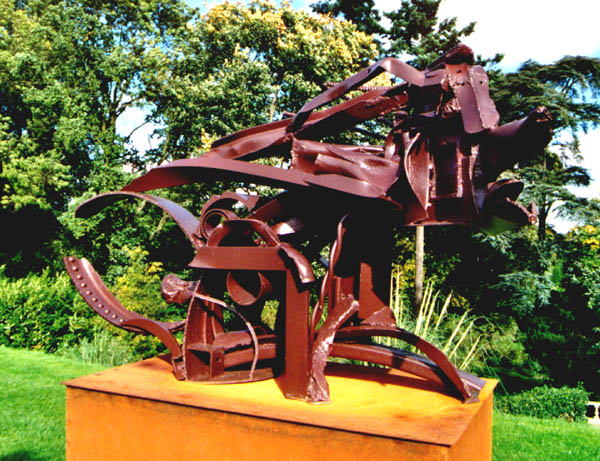 sculpture (dog?) (21-10-2001)